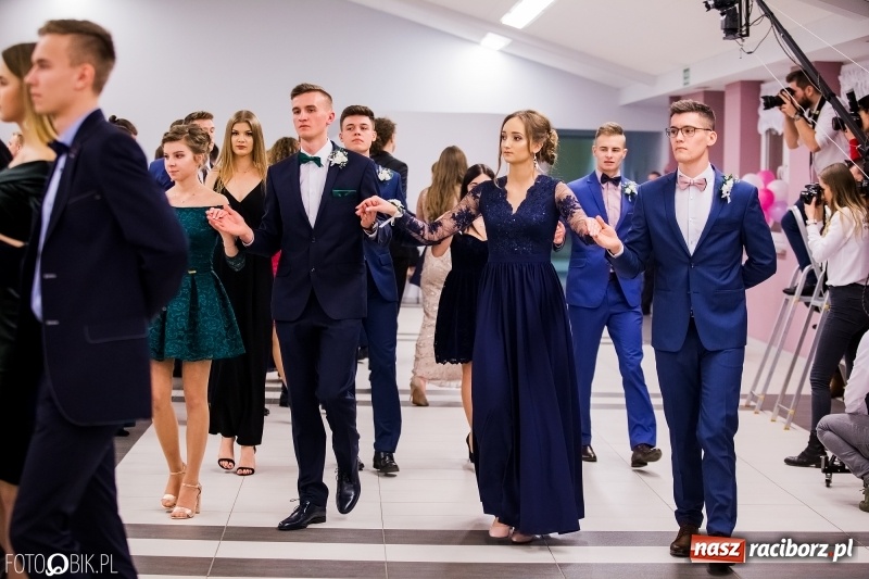Zdjęcie w galerii na portalu naszraciborz.pl: Bal na 102! Studniówka II LO im. Adama Mickiewicza w Zakrzowie wiadomości z regionu