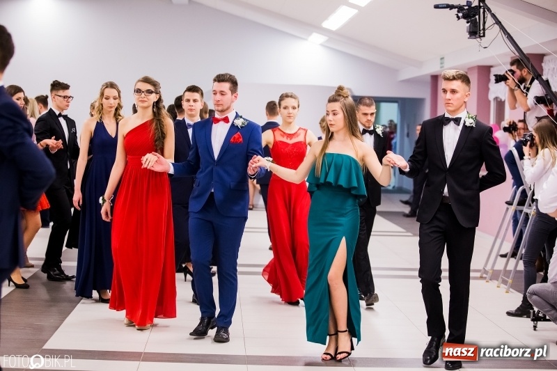 Zdjęcie w galerii na portalu naszraciborz.pl: Bal na 102! Studniówka II LO im. Adama Mickiewicza w Zakrzowie wiadomości z regionu