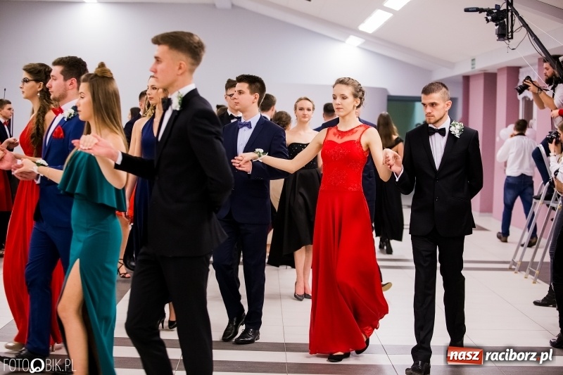 Zdjęcie w galerii na portalu naszraciborz.pl: Bal na 102! Studniówka II LO im. Adama Mickiewicza w Zakrzowie wiadomości z regionu
