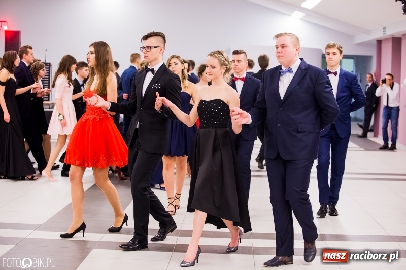 Zdjęcie w galerii na portalu naszraciborz.pl: Bal na 102! Studniówka II LO im. Adama Mickiewicza w Zakrzowie wiadomości z regionu