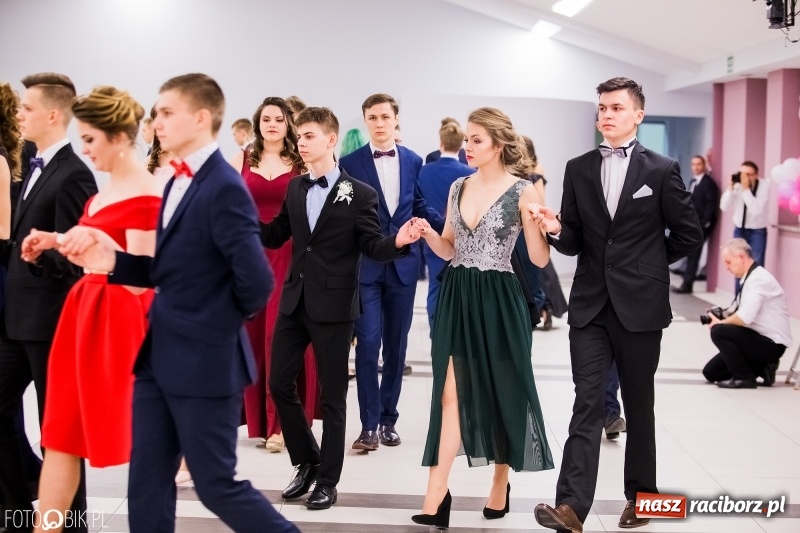 Zdjęcie w galerii na portalu naszraciborz.pl: Bal na 102! Studniówka II LO im. Adama Mickiewicza w Zakrzowie wiadomości z regionu