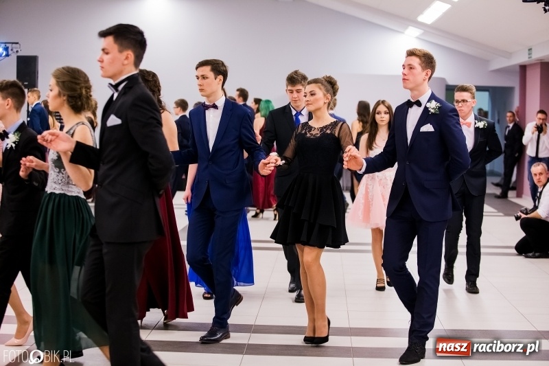 Zdjęcie w galerii na portalu naszraciborz.pl: Bal na 102! Studniówka II LO im. Adama Mickiewicza w Zakrzowie wiadomości z regionu