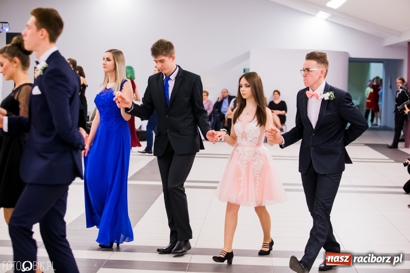 Zdjęcie w galerii na portalu naszraciborz.pl: Bal na 102! Studniówka II LO im. Adama Mickiewicza w Zakrzowie wiadomości z regionu