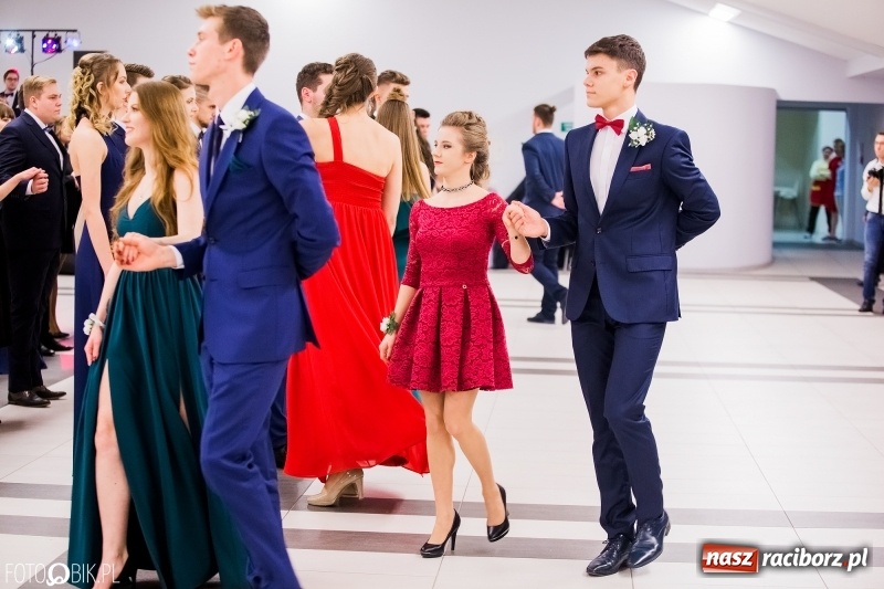 Zdjęcie w galerii na portalu naszraciborz.pl: Bal na 102! Studniówka II LO im. Adama Mickiewicza w Zakrzowie wiadomości z regionu