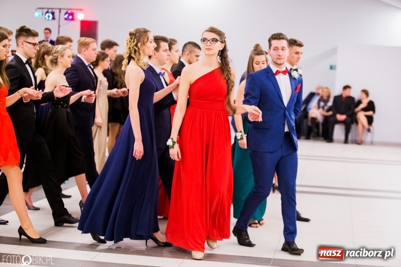 Zdjęcie w galerii na portalu naszraciborz.pl: Bal na 102! Studniówka II LO im. Adama Mickiewicza w Zakrzowie wiadomości z regionu