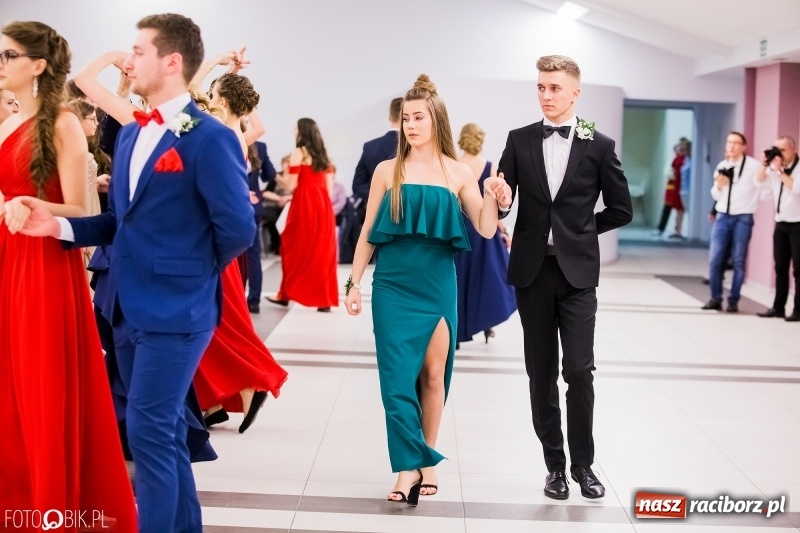 Zdjęcie w galerii na portalu naszraciborz.pl: Bal na 102! Studniówka II LO im. Adama Mickiewicza w Zakrzowie wiadomości z regionu