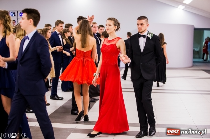 Zdjęcie w galerii na portalu naszraciborz.pl: Bal na 102! Studniówka II LO im. Adama Mickiewicza w Zakrzowie wiadomości z regionu