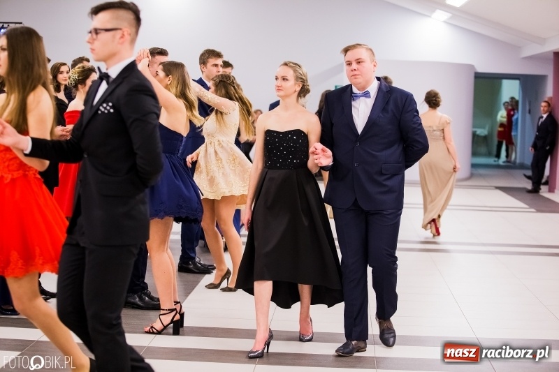 Zdjęcie w galerii na portalu naszraciborz.pl: Bal na 102! Studniówka II LO im. Adama Mickiewicza w Zakrzowie wiadomości z regionu