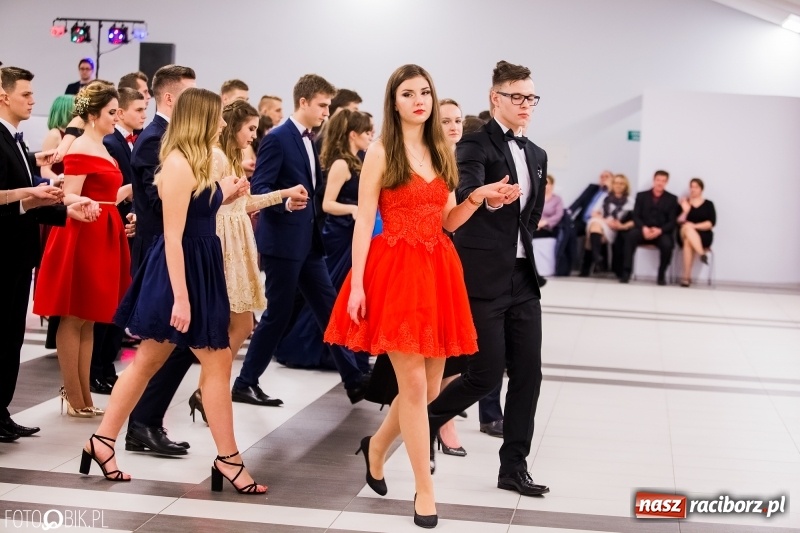 Zdjęcie w galerii na portalu naszraciborz.pl: Bal na 102! Studniówka II LO im. Adama Mickiewicza w Zakrzowie wiadomości z regionu