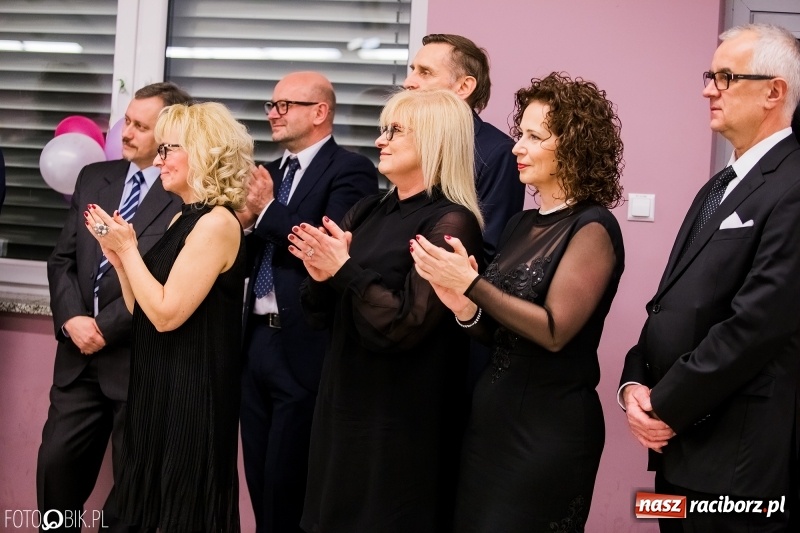 Zdjęcie w galerii na portalu naszraciborz.pl: Bal na 102! Studniówka II LO im. Adama Mickiewicza w Zakrzowie wiadomości z regionu