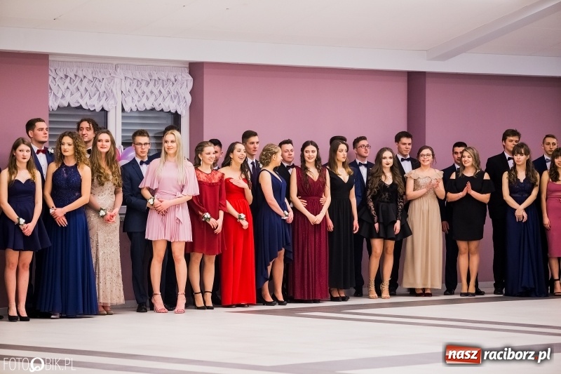 Zdjęcie w galerii na portalu naszraciborz.pl: Bal na 102! Studniówka II LO im. Adama Mickiewicza w Zakrzowie wiadomości z regionu