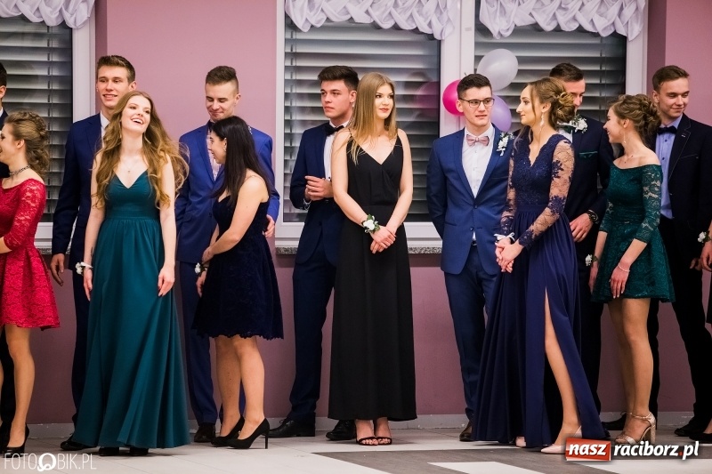 Zdjęcie w galerii na portalu naszraciborz.pl: Bal na 102! Studniówka II LO im. Adama Mickiewicza w Zakrzowie wiadomości z regionu