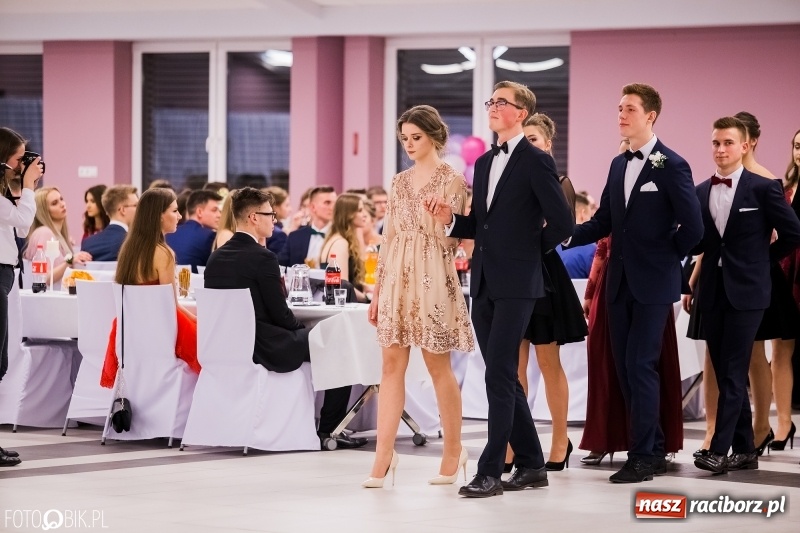 Zdjęcie w galerii na portalu naszraciborz.pl: Bal na 102! Studniówka II LO im. Adama Mickiewicza w Zakrzowie wiadomości z regionu