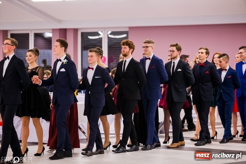 Zdjęcie w galerii na portalu naszraciborz.pl: Bal na 102! Studniówka II LO im. Adama Mickiewicza w Zakrzowie wiadomości z regionu