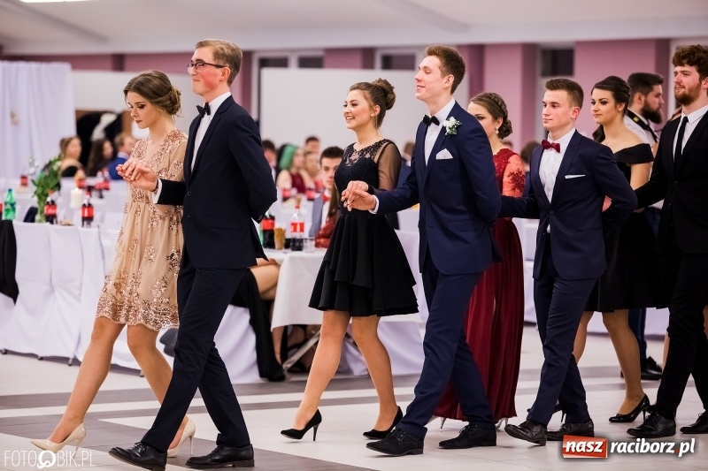 Zdjęcie w galerii na portalu naszraciborz.pl: Bal na 102! Studniówka II LO im. Adama Mickiewicza w Zakrzowie wiadomości z regionu