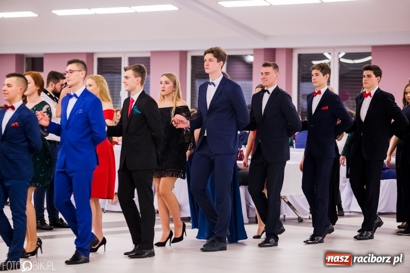 Zdjęcie w galerii na portalu naszraciborz.pl: Bal na 102! Studniówka II LO im. Adama Mickiewicza w Zakrzowie wiadomości z regionu
