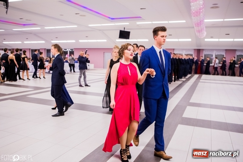 Zdjęcie w galerii na portalu naszraciborz.pl: Bal na 102! Studniówka II LO im. Adama Mickiewicza w Zakrzowie wiadomości z regionu