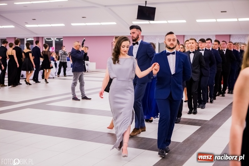 Zdjęcie w galerii na portalu naszraciborz.pl: Bal na 102! Studniówka II LO im. Adama Mickiewicza w Zakrzowie wiadomości z regionu