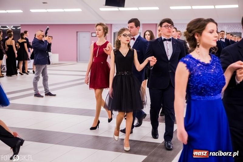 Zdjęcie w galerii na portalu naszraciborz.pl: Bal na 102! Studniówka II LO im. Adama Mickiewicza w Zakrzowie wiadomości z regionu
