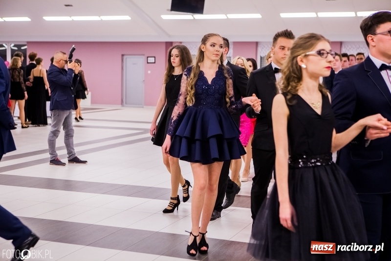 Zdjęcie w galerii na portalu naszraciborz.pl: Bal na 102! Studniówka II LO im. Adama Mickiewicza w Zakrzowie wiadomości z regionu