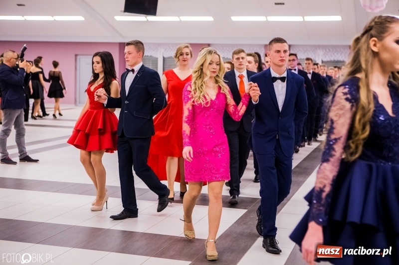 Zdjęcie w galerii na portalu naszraciborz.pl: Bal na 102! Studniówka II LO im. Adama Mickiewicza w Zakrzowie wiadomości z regionu