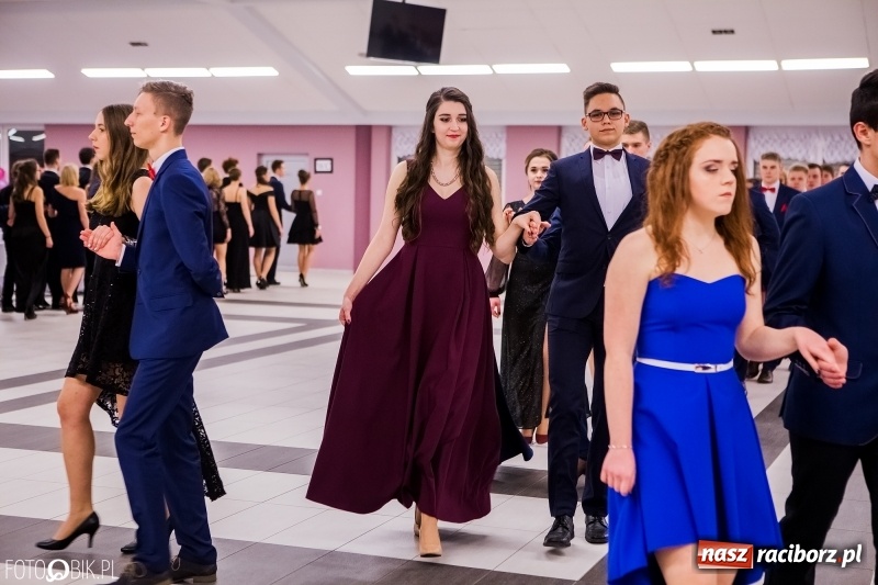 Zdjęcie w galerii na portalu naszraciborz.pl: Bal na 102! Studniówka II LO im. Adama Mickiewicza w Zakrzowie wiadomości z regionu