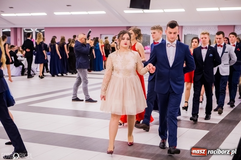 Zdjęcie w galerii na portalu naszraciborz.pl: Bal na 102! Studniówka II LO im. Adama Mickiewicza w Zakrzowie wiadomości z regionu