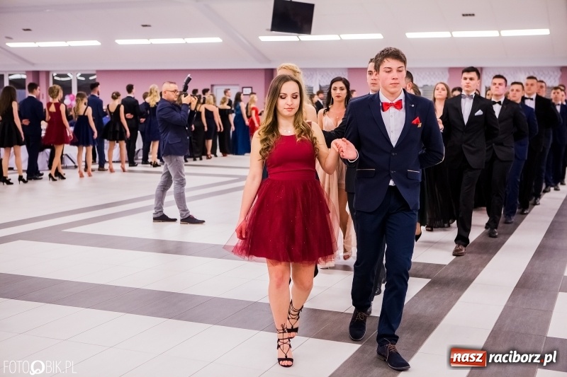 Zdjęcie w galerii na portalu naszraciborz.pl: Bal na 102! Studniówka II LO im. Adama Mickiewicza w Zakrzowie wiadomości z regionu