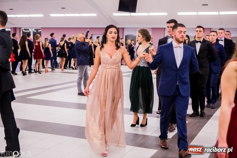 Zdjęcie w galerii na portalu naszraciborz.pl: Bal na 102! Studniówka II LO im. Adama Mickiewicza w Zakrzowie wiadomości z regionu