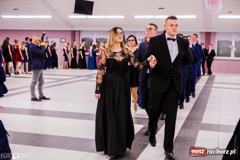 Zdjęcie w galerii na portalu naszraciborz.pl: Bal na 102! Studniówka II LO im. Adama Mickiewicza w Zakrzowie wiadomości z regionu