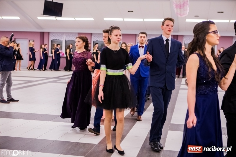 Zdjęcie w galerii na portalu naszraciborz.pl: Bal na 102! Studniówka II LO im. Adama Mickiewicza w Zakrzowie wiadomości z regionu