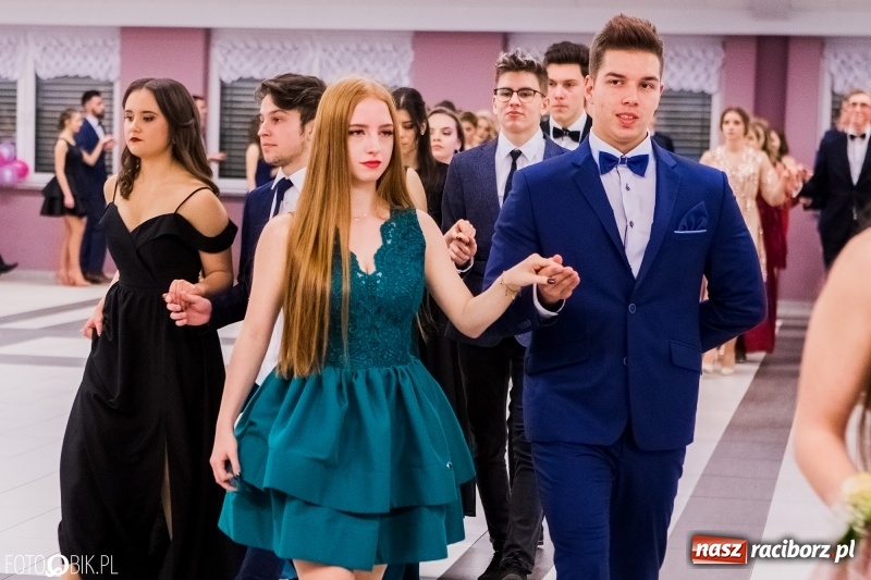 Zdjęcie w galerii na portalu naszraciborz.pl: Bal na 102! Studniówka II LO im. Adama Mickiewicza w Zakrzowie wiadomości z regionu