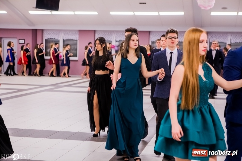 Zdjęcie w galerii na portalu naszraciborz.pl: Bal na 102! Studniówka II LO im. Adama Mickiewicza w Zakrzowie wiadomości z regionu