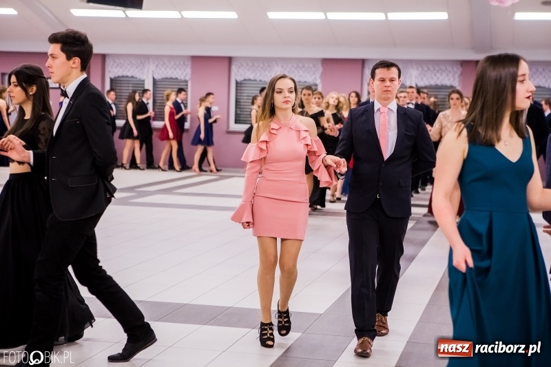 Zdjęcie w galerii na portalu naszraciborz.pl: Bal na 102! Studniówka II LO im. Adama Mickiewicza w Zakrzowie wiadomości z regionu