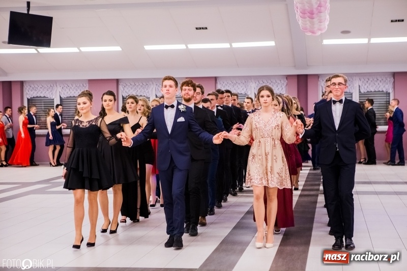 Zdjęcie w galerii na portalu naszraciborz.pl: Bal na 102! Studniówka II LO im. Adama Mickiewicza w Zakrzowie wiadomości z regionu