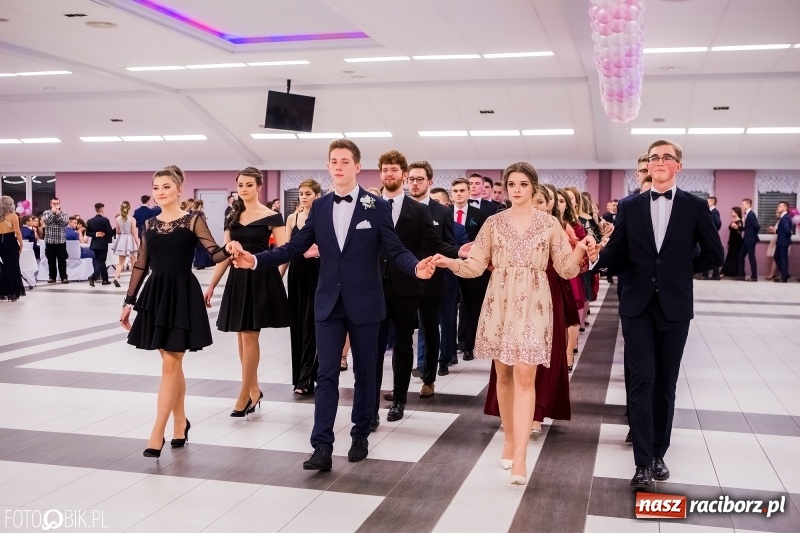 Zdjęcie w galerii na portalu naszraciborz.pl: Bal na 102! Studniówka II LO im. Adama Mickiewicza w Zakrzowie wiadomości z regionu