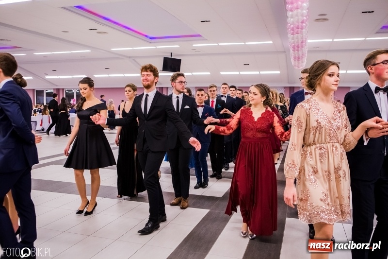 Zdjęcie w galerii na portalu naszraciborz.pl: Bal na 102! Studniówka II LO im. Adama Mickiewicza w Zakrzowie wiadomości z regionu