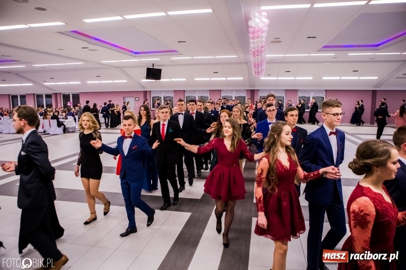Zdjęcie w galerii na portalu naszraciborz.pl: Bal na 102! Studniówka II LO im. Adama Mickiewicza w Zakrzowie wiadomości z regionu