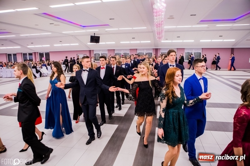 Zdjęcie w galerii na portalu naszraciborz.pl: Bal na 102! Studniówka II LO im. Adama Mickiewicza w Zakrzowie wiadomości z regionu