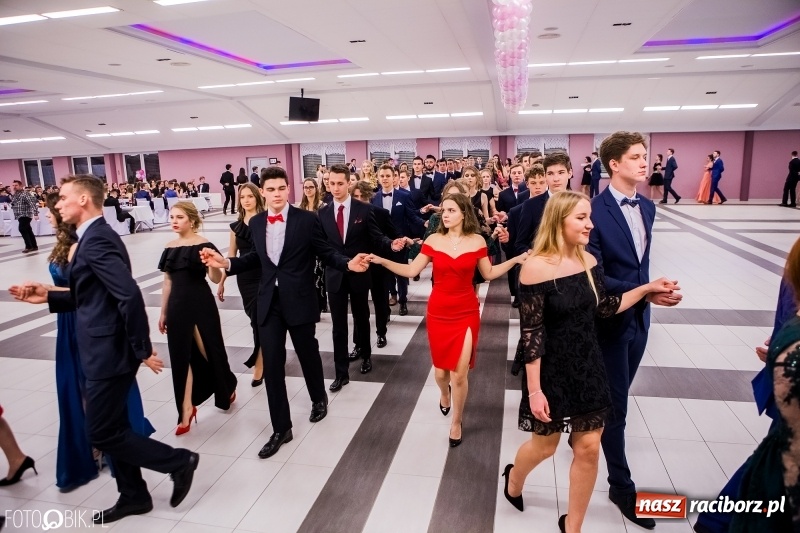Zdjęcie w galerii na portalu naszraciborz.pl: Bal na 102! Studniówka II LO im. Adama Mickiewicza w Zakrzowie wiadomości z regionu