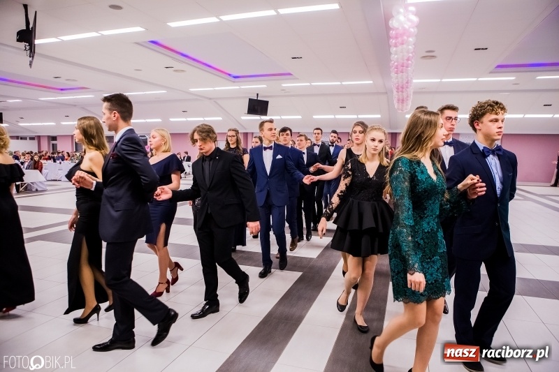 Zdjęcie w galerii na portalu naszraciborz.pl: Bal na 102! Studniówka II LO im. Adama Mickiewicza w Zakrzowie wiadomości z regionu