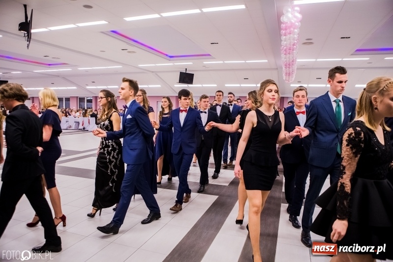 Zdjęcie w galerii na portalu naszraciborz.pl: Bal na 102! Studniówka II LO im. Adama Mickiewicza w Zakrzowie wiadomości z regionu