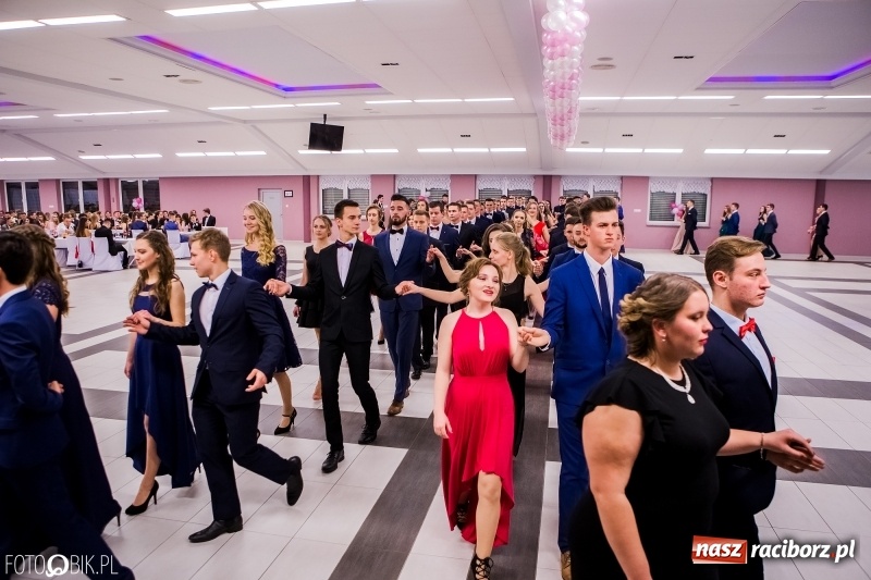 Zdjęcie w galerii na portalu naszraciborz.pl: Bal na 102! Studniówka II LO im. Adama Mickiewicza w Zakrzowie wiadomości z regionu
