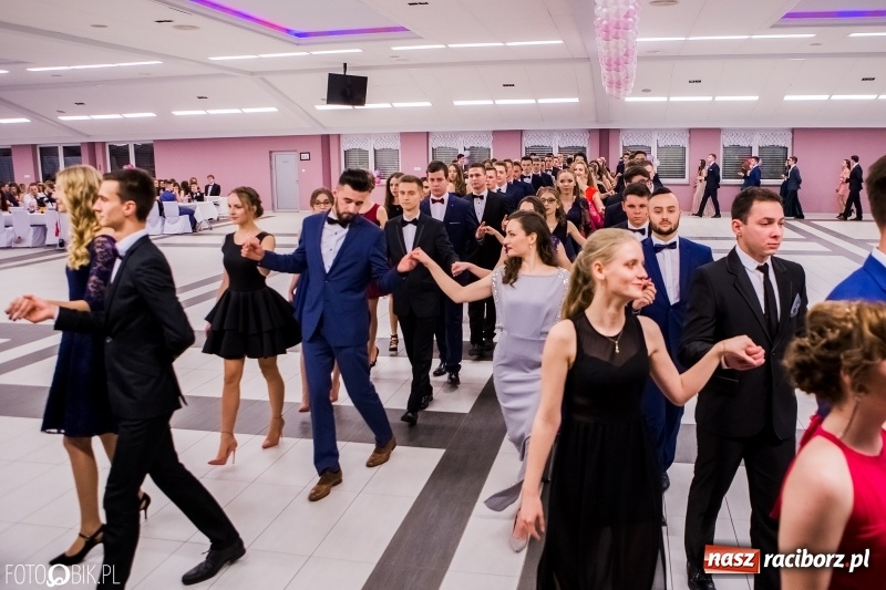 Zdjęcie w galerii na portalu naszraciborz.pl: Bal na 102! Studniówka II LO im. Adama Mickiewicza w Zakrzowie wiadomości z regionu