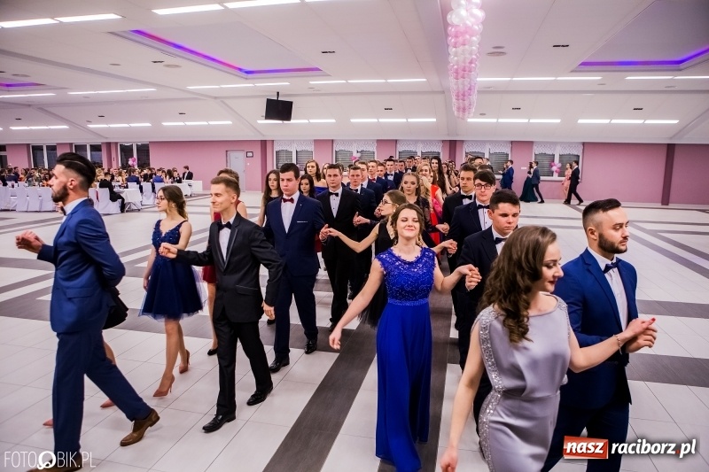 Zdjęcie w galerii na portalu naszraciborz.pl: Bal na 102! Studniówka II LO im. Adama Mickiewicza w Zakrzowie wiadomości z regionu