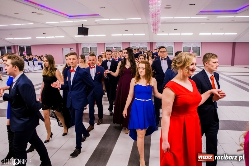 Zdjęcie w galerii na portalu naszraciborz.pl: Bal na 102! Studniówka II LO im. Adama Mickiewicza w Zakrzowie wiadomości z regionu