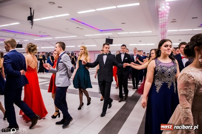 Zdjęcie w galerii na portalu naszraciborz.pl: Bal na 102! Studniówka II LO im. Adama Mickiewicza w Zakrzowie wiadomości z regionu