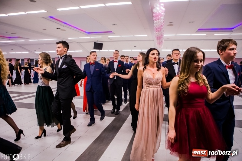 Zdjęcie w galerii na portalu naszraciborz.pl: Bal na 102! Studniówka II LO im. Adama Mickiewicza w Zakrzowie wiadomości z regionu