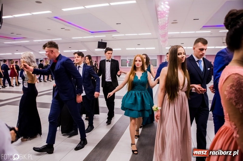 Zdjęcie w galerii na portalu naszraciborz.pl: Bal na 102! Studniówka II LO im. Adama Mickiewicza w Zakrzowie wiadomości z regionu