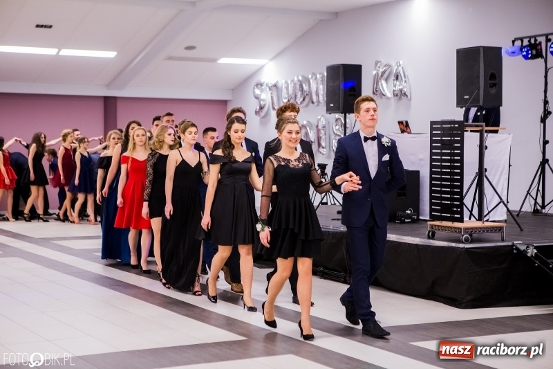Zdjęcie w galerii na portalu naszraciborz.pl: Bal na 102! Studniówka II LO im. Adama Mickiewicza w Zakrzowie wiadomości z regionu